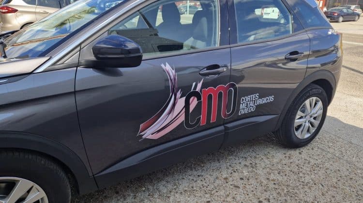 Uniendo Identidad y Seguridad Vial en Castilla y León a través de la Rotulación de Coches y Señalética