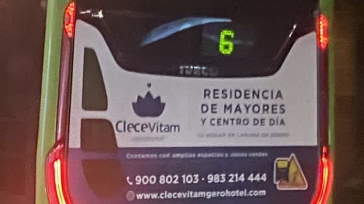 La rotulación de un autobús de Clece en Valladolid.