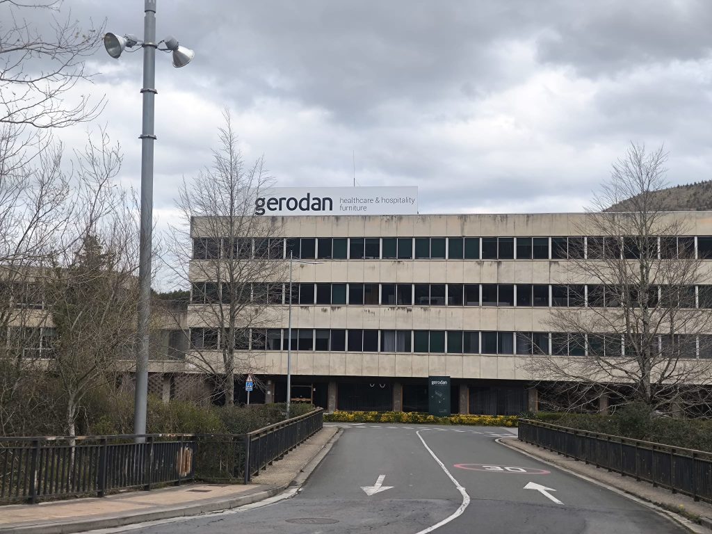 Señalética en Gipuzkoa – Instalación de logotipo en Azpeitia Gerodan