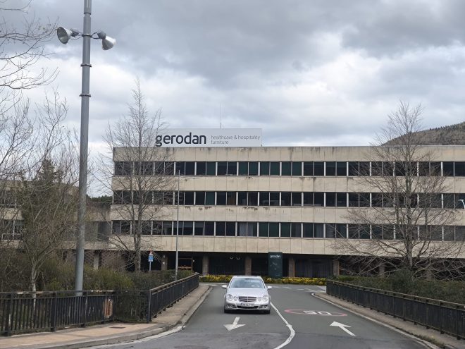 Señalética en Gipuzkoa – Instalación de logotipo en Azpeitia Gerodan