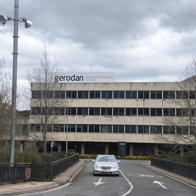 Señalética en Gipuzkoa – Instalación de logotipo en Azpeitia Gerodan