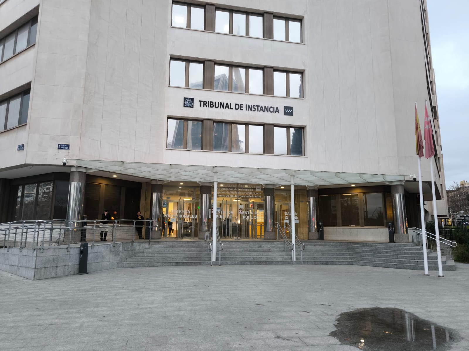 Rótulo TRIBUNAL DE INSTANCIA Plaza de Castilla Madrid vista general