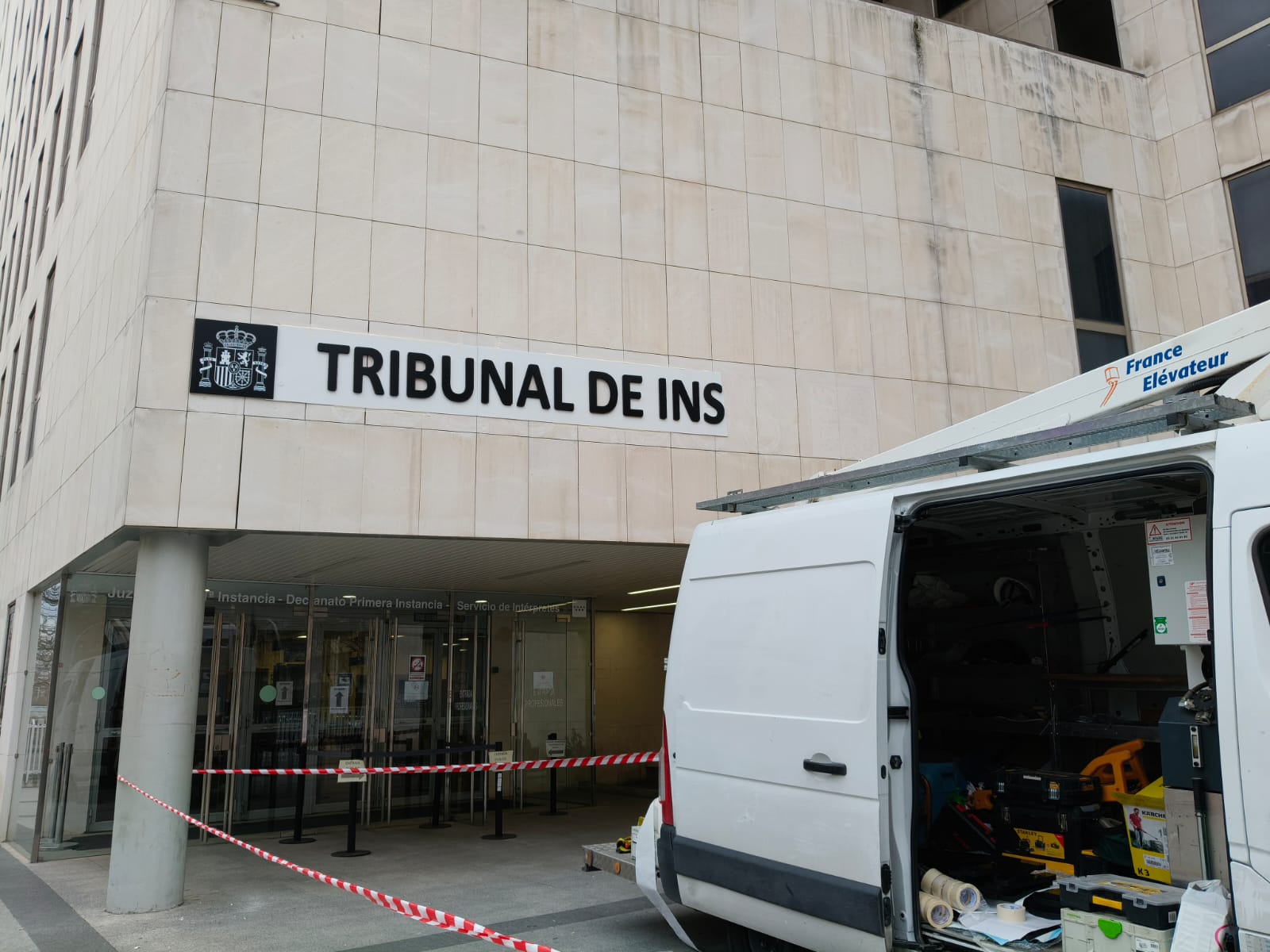 Montaje en curso del rótulo TRIBUNAL DE INSTANCIA en Poeta Joan Maragall Madrid